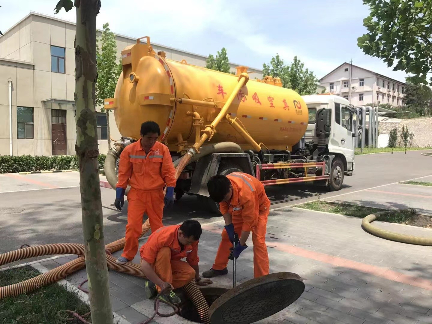 渝中管道疏通车停在窨井附近