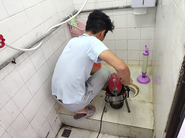 渝中管道堵塞冒臭气 专业师傅现场解决问题